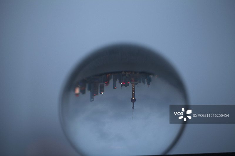 水晶球的上海倒影图片素材