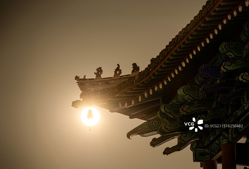 满月下的中国翼角图片素材