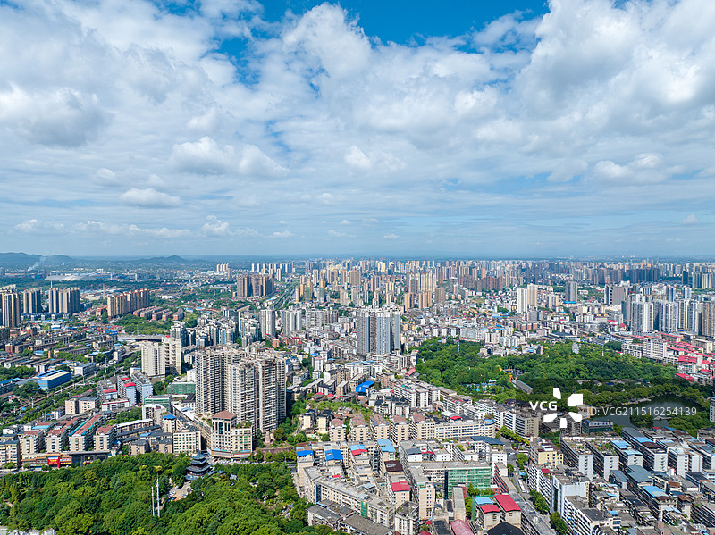 晴朗天气 蓝天白云下 湖南省衡阳市 湘江畔 雁峰区 城市风光 城市建筑 道路交通 航拍鸟瞰视角图片素材