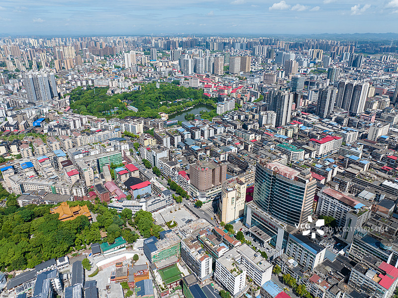 晴朗天气 蓝天白云下 湖南省衡阳市 湘江畔 雁峰区 城市风光 城市建筑 道路交通 航拍鸟瞰视角图片素材