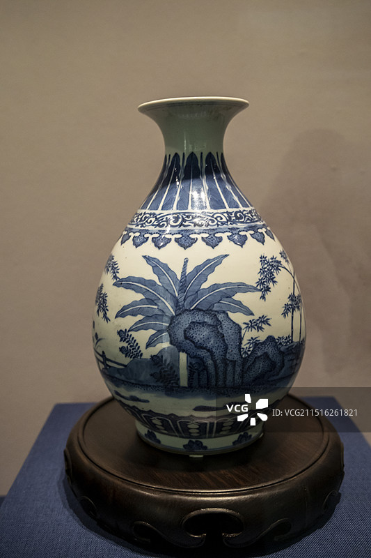 北京大运河博物馆“文物交流中心珍藏文物展”：青花竹石芭蕉纹玉壶春瓶【清  咸丰（1851—1861）图片素材