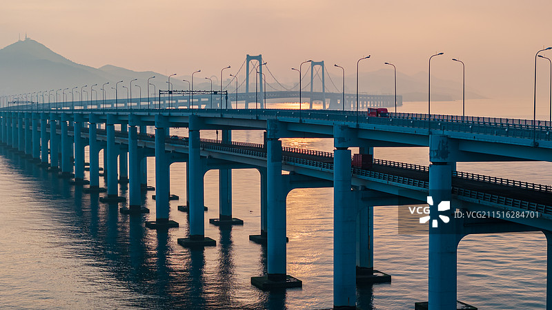 跨海大桥的壮丽日出图片素材