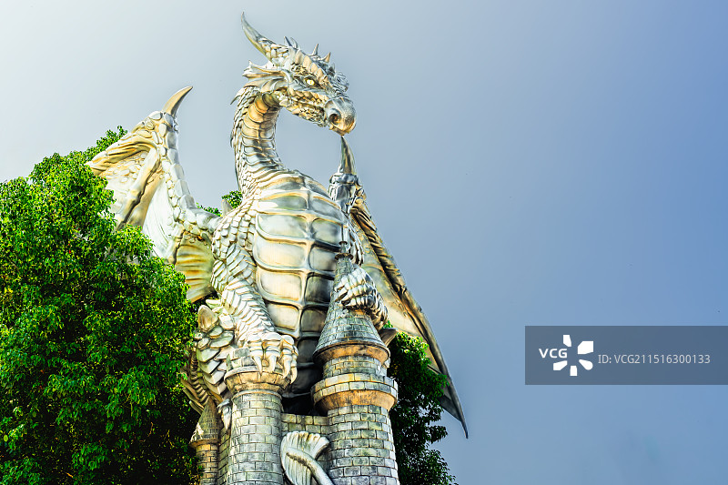 广西柳州卡乐星球欢乐主题乐园恶龙雕塑图片素材