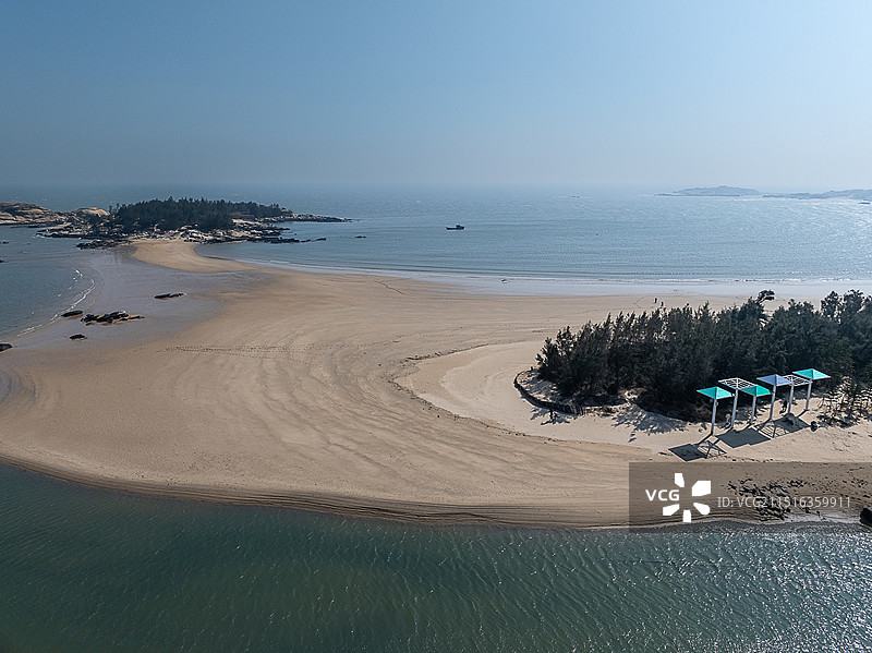 航拍福建泉州石狮红塔湾和黄金海岸交界处的金色沙滩及碧海蓝天图片素材