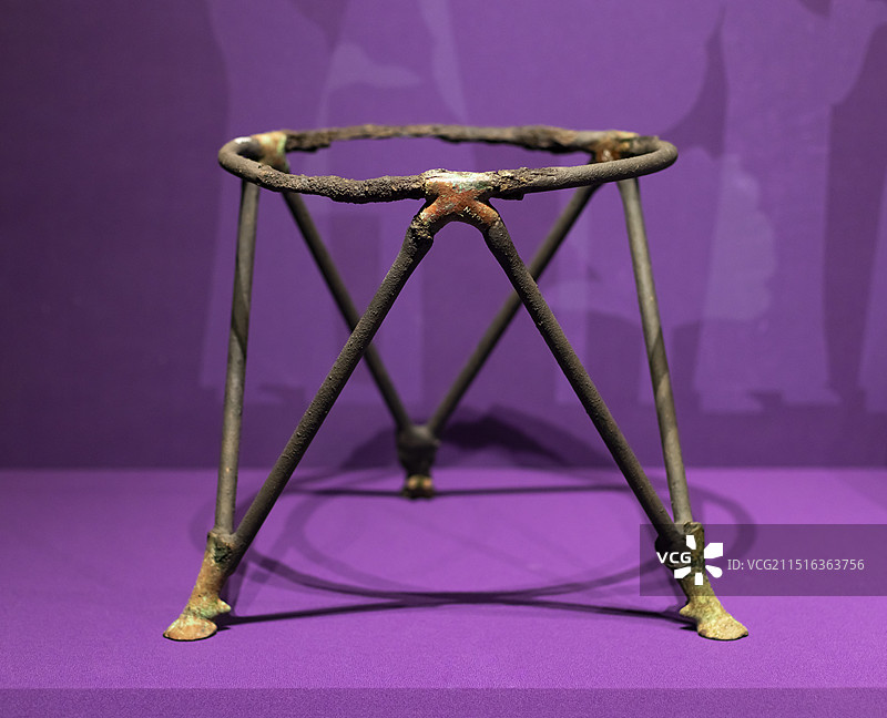 大锅三脚架 铜合金、铁 伊拉克尼姆鲁德古城 公元前900-700年 大英博物馆图片素材