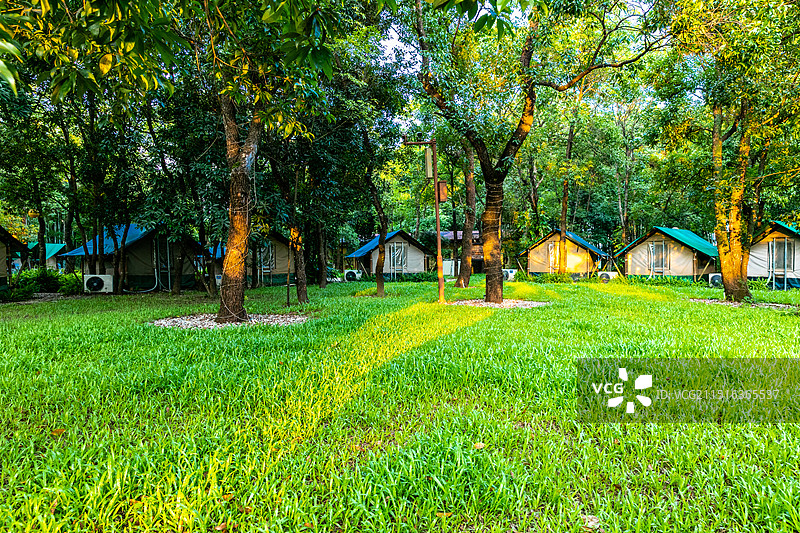 广州北纬23°8森林营地内的探索营地的帐篷区图片素材