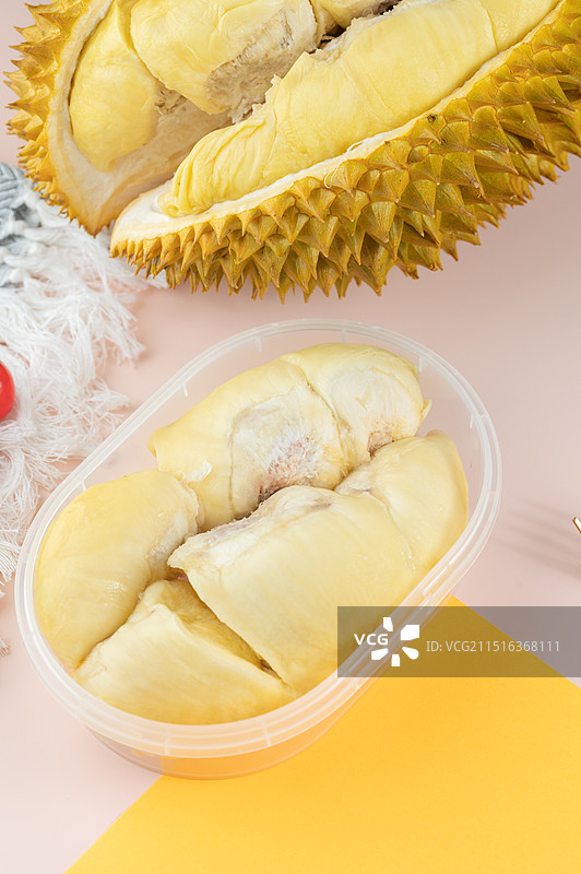 一盒新鲜的榴莲果肉图片素材