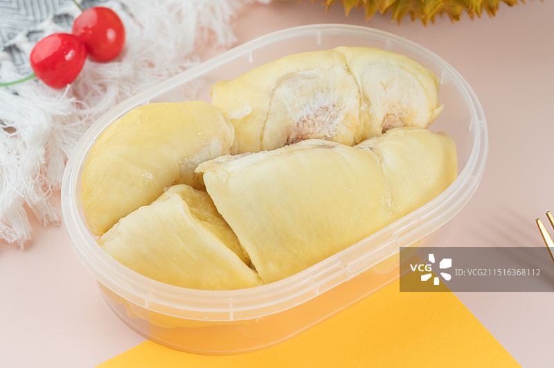 一盒新鲜的榴莲果肉图片素材