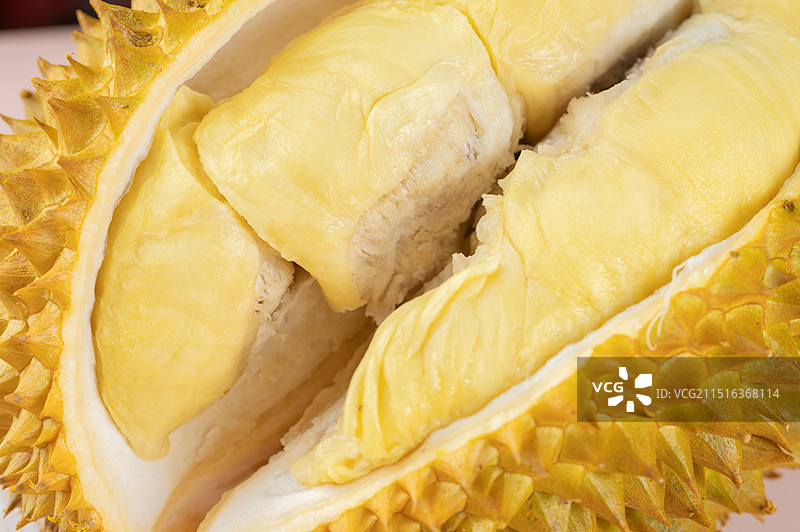 一盒新鲜的榴莲果肉图片素材