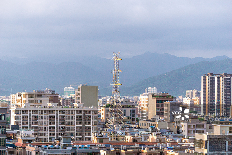 城市住宅区里的电线塔图片素材