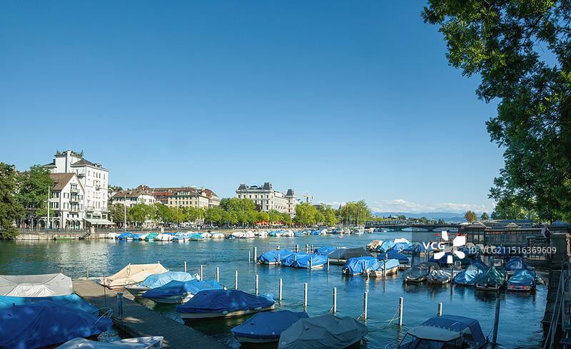 瑞士苏黎世风光——利马特河（Limmat）与Quaibrucke大桥图片素材