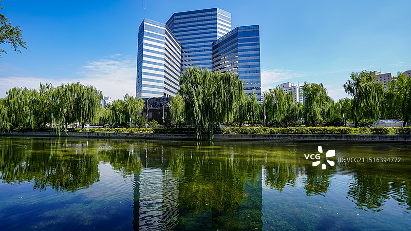 北京奥运村附近河岸酒店建筑倒映水中图片素材