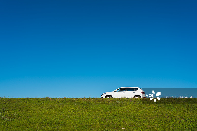 蓝天下  草地上的越野汽车图片素材