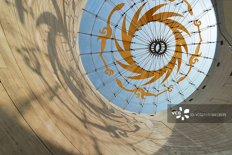 成都金沙遗址博物馆楼顶太阳神鸟图腾标志和光影图片素材