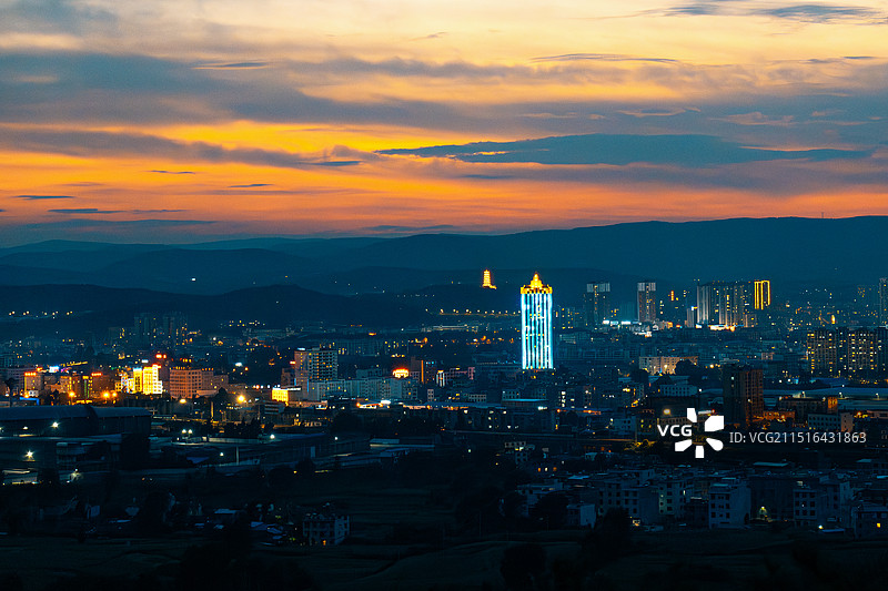 云南省宣威县城华灯初上图片素材