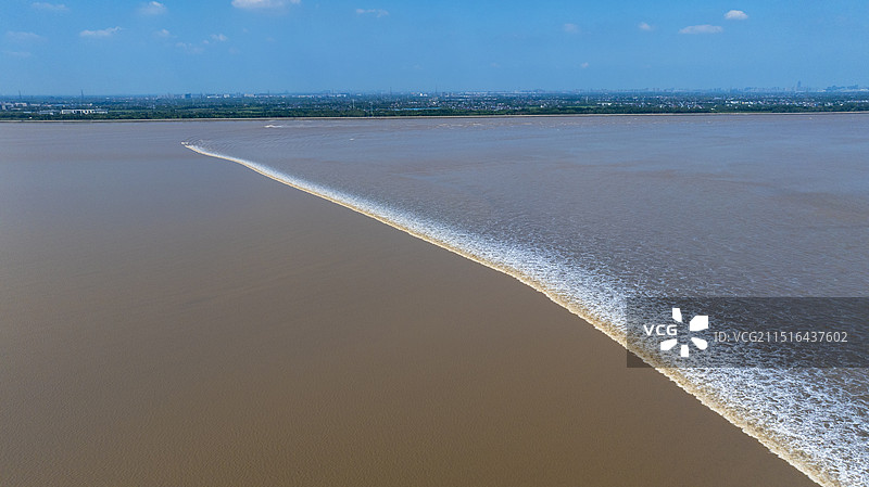 杭州钱塘江钱江潮一线潮航拍图片素材