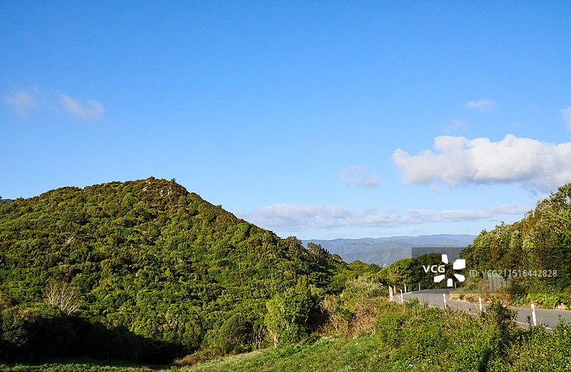 新西兰下哈特蓝天下的山间公路图片素材