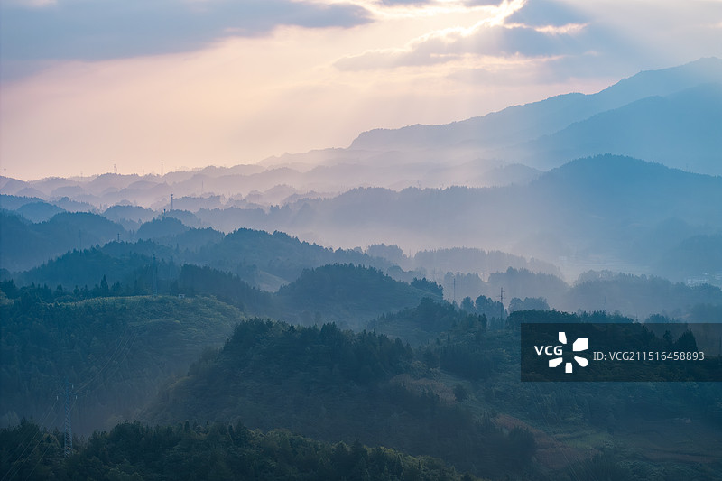 湖北利川晨光里的山脉图片素材
