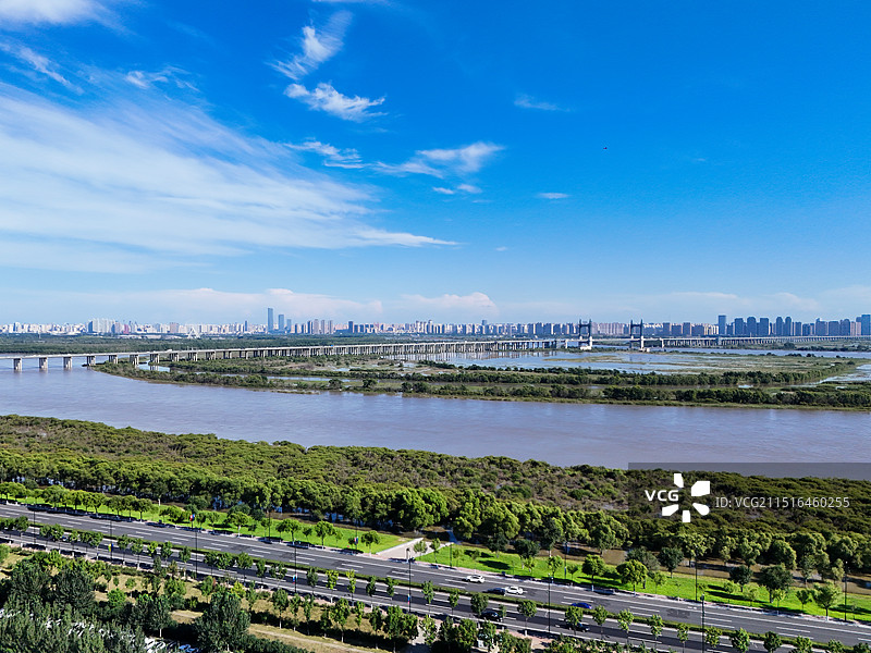 冰城·隔江遥望·哈尔滨江岸天际线图片素材