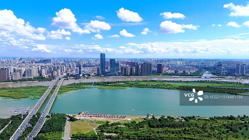 冰城·南岸荣光·松花江南岸哈尔滨天际线图片素材