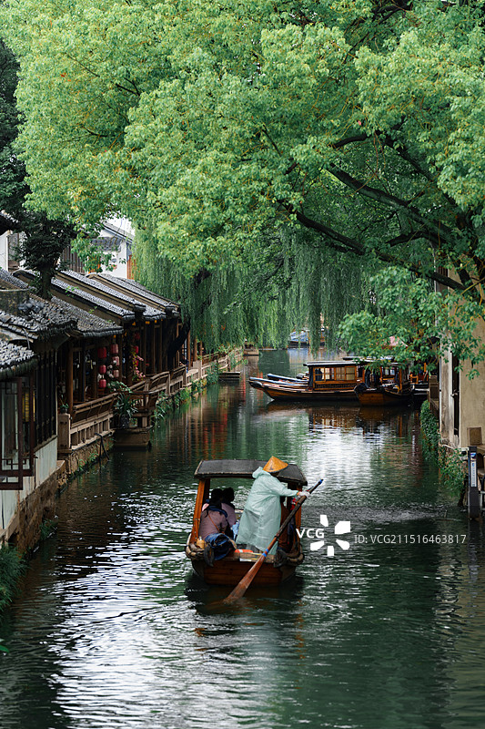 周庄古镇船夫图片素材
