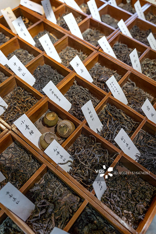 木盒里各种品类的茶图片素材
