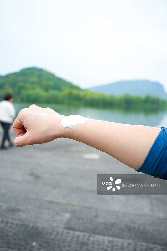 杭州 湘湖 定山广场 防晒喷雾 化妆品 护肤品 上手 皮肤 测试 试妆 涂抹 护肤图片素材