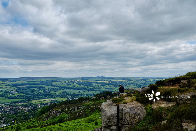 英国伊尔克利Ilkley Moor背靠天空站在山上的人的后视图图片素材