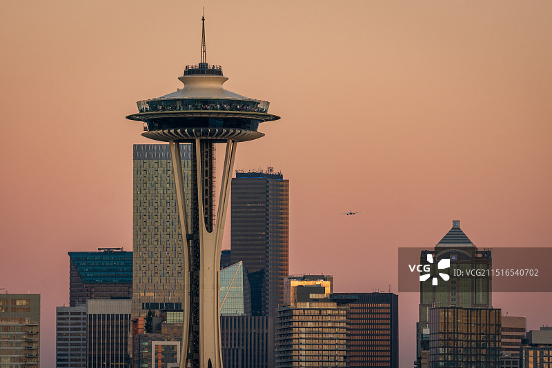 飞机飞越西雅图太空针塔日落7千万像素高清大图图片素材