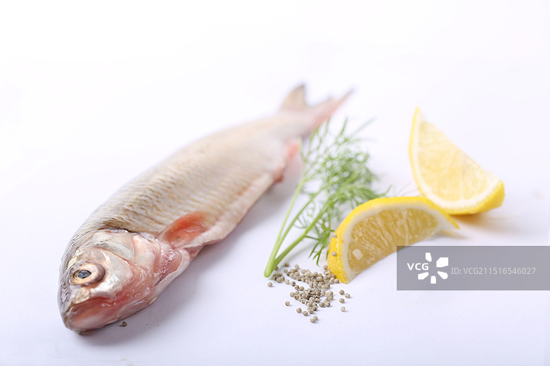 新鲜三去华子鱼图片素材