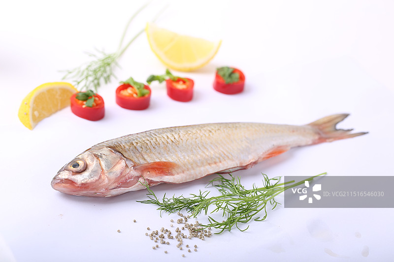 新鲜三去华子鱼图片素材