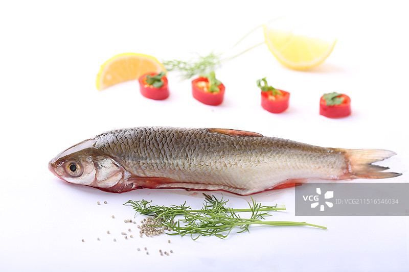 新鲜三去华子鱼图片素材