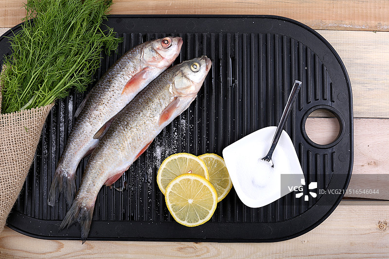 新鲜三去华子鱼图片素材