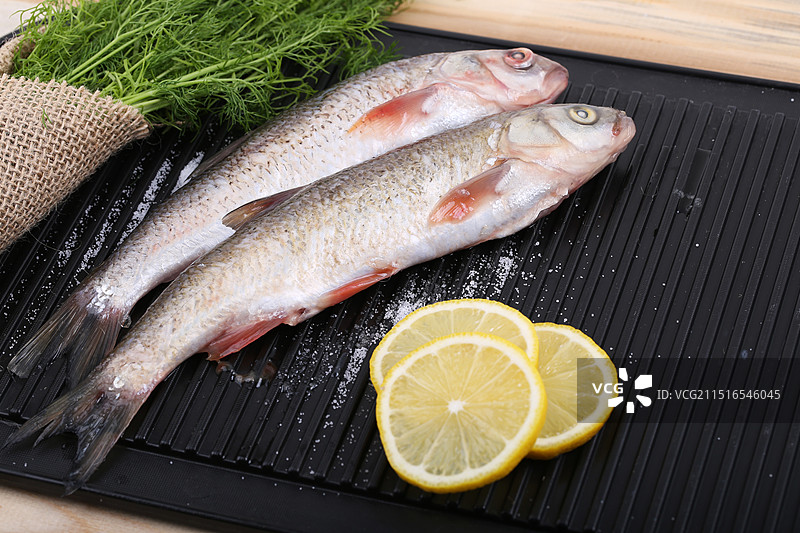 新鲜三去华子鱼图片素材