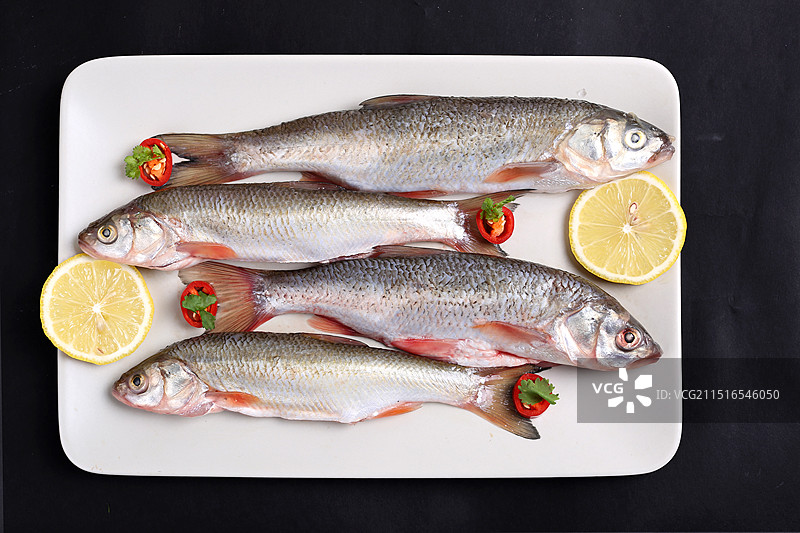 新鲜三去华子鱼图片素材