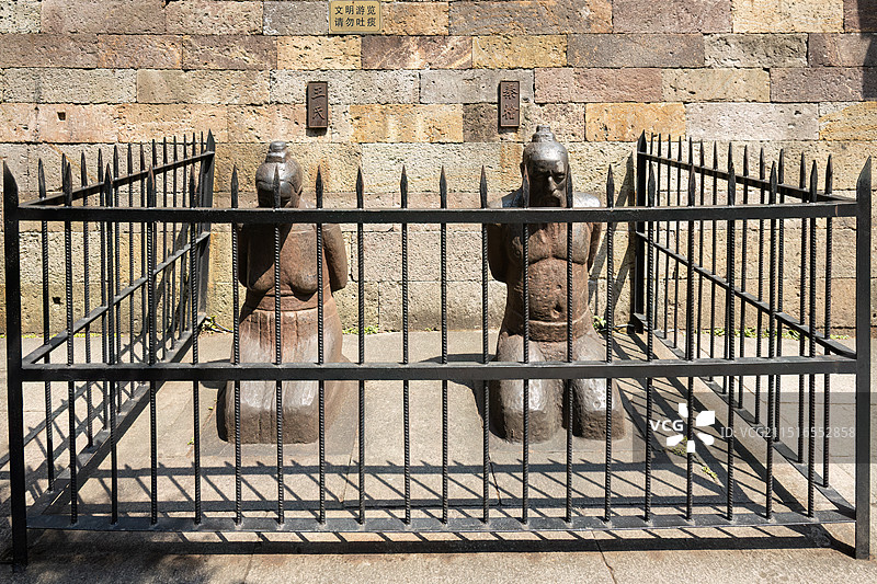 浙江省杭州市岳王庙里岳飞墓前长跪的秦桧和王氏铜像图片素材