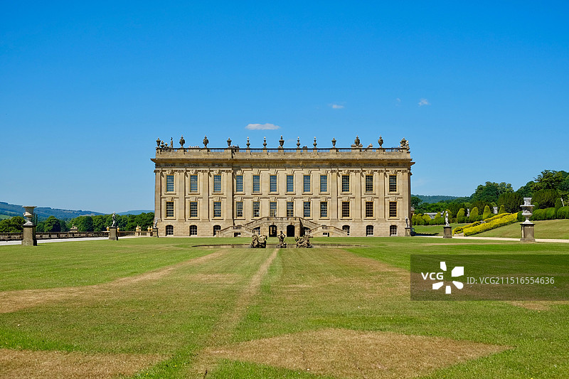 蓝天下的英国峰区国家公园查茨沃斯庄园Chatsworth House外部图片素材