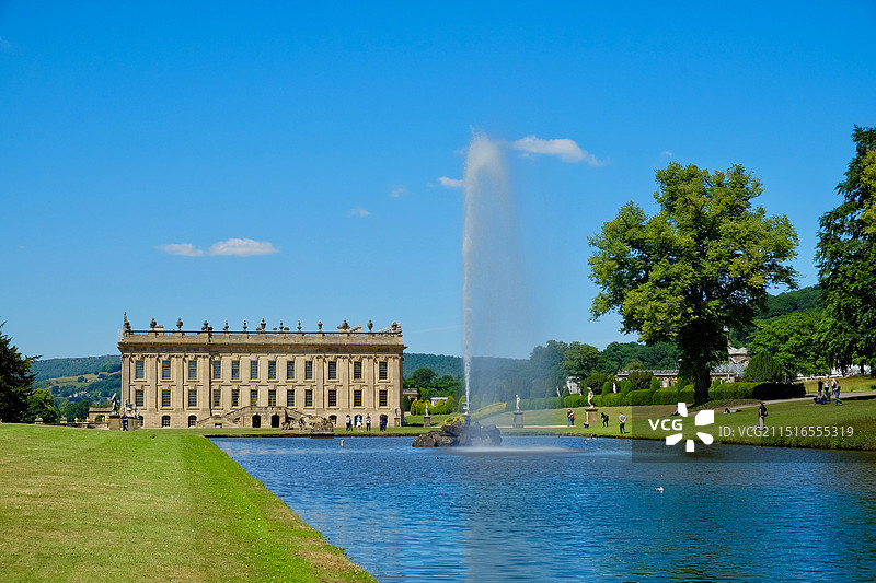 蓝天映衬下的英国峰区国家公园查茨沃斯庄园Chatsworth House喷泉图片素材