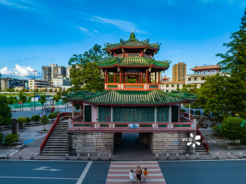 航拍广东揭阳榕城新兴路口进贤门图片素材