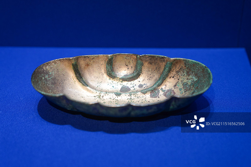 上海博物馆 “古波斯的荣耀——伊朗文物精华展”，吉兰省，利雅桑邦遗址，青铜长杯图片素材