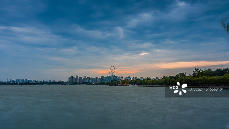 初秋时节多云天气下的东昌湖畔晨景24.09图片素材