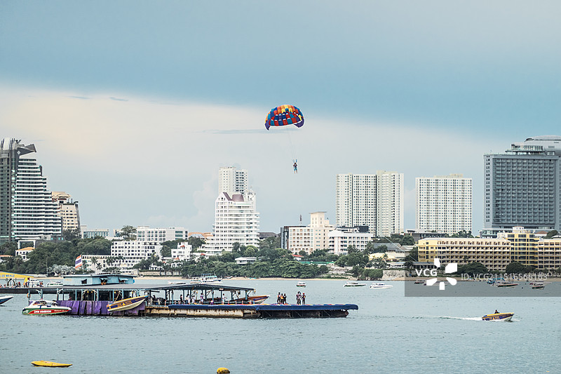 东南亚泰国著名旅游景点芭提雅岛屿大海船舶快艇滑翔伞白天日落晚霞蓝调图片素材