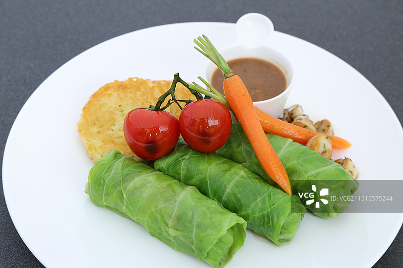 美味的蔬菜肉卷，里面的肉馅图片素材