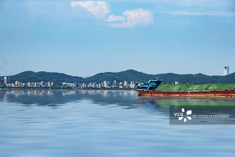 海面上的运输船和城市图片素材