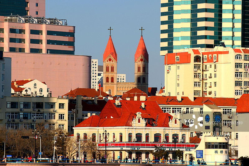 青岛圣弥厄尔教堂与老城风光图片素材