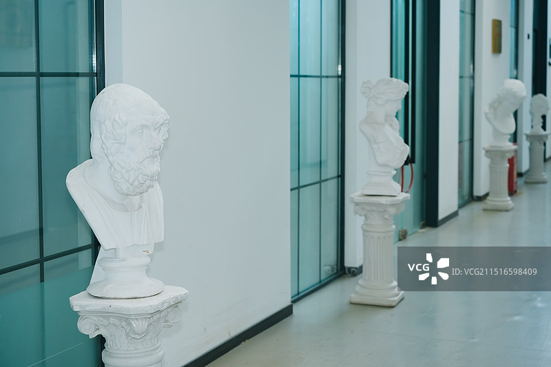 石膏人像    青岛纺织谷图片素材
