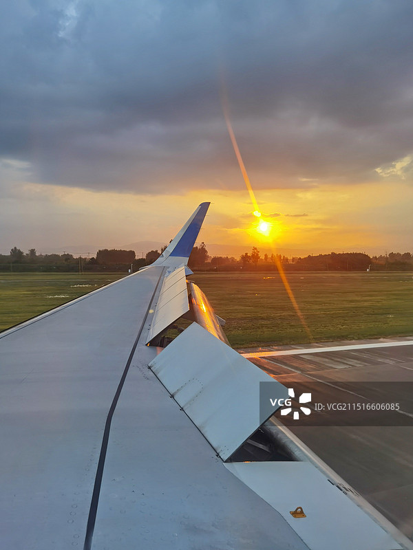 飞机在落日的余晖中降落图片素材