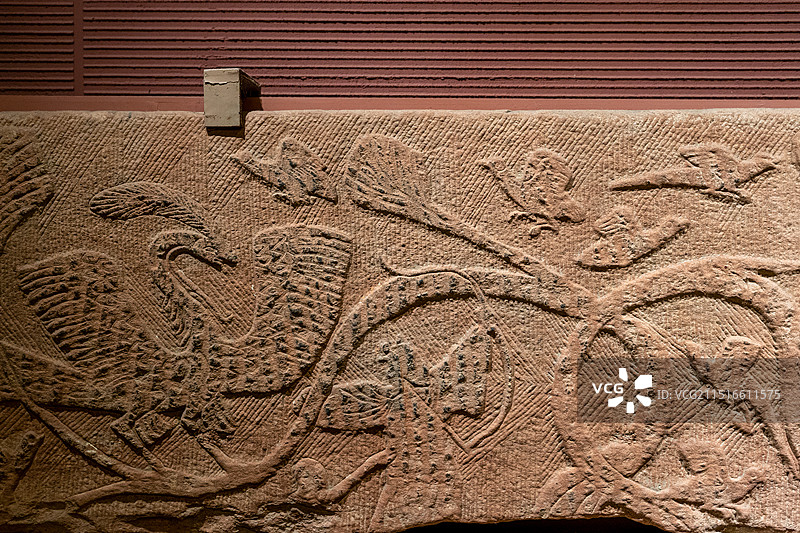 中国成都四川博物院展览重要古代文物藏品——东汉后羿射日图画像石图片素材