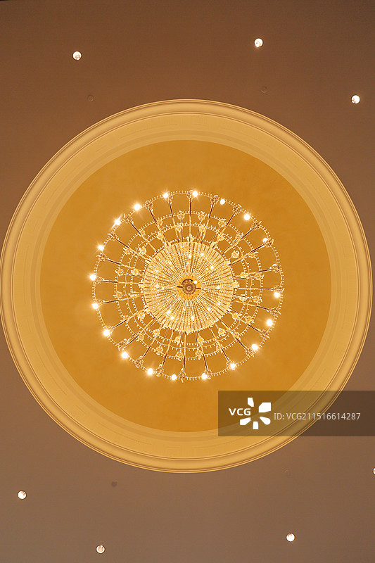 豪华别墅里的水晶吊灯图片素材