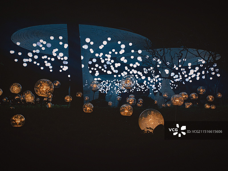 夜间照明装饰的低角度视图图片素材